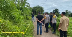 Polsi melakukan olah TKP di semak-semak tempat ditemukannya jasad pria asal Bogor yang bersimbah darah. (Sumber: Istimewa)