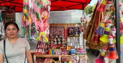 Liyanti pedagang kembang api, Pasar Gembrong, Jakarta Timur, Sabtu, 26 Desember 2025. (Sumber: Poskota/M. Tegar Jihad)