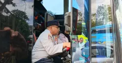 Petugas memeriksa kelaikan kendaraan (bus), di kawasan wisata Lembang, Kabupaten Bandung Barat, Sabtu 27 Desember 2025. (Sumber: Poskota | Foto: Gatot Poedji Utomo)