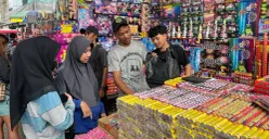 Pedagang petasan di Pasar Asemka, Tamansari, Jakarta Barat, Sabtu, 27 Desember 2025. (Sumber: Poskota/Pandi Ramedhan)