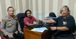 Petugas Polsek Bojongsari mengamankan pria berinisial ABK yang sempat viral karena memperlihatkan pistol mainan kepada petugas keamanan di Perumahan Exotica Hive, Sawangan, Depok. (Sumber: Istimewa)