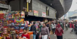 Aktivitas pedagang petasan di Pasar Asemka, Tamansari, Jakarta Barat, menjelang akhir tahun, Sabtu, 27 Desember 2025. (Sumber: Poskota | Foto: Pandi Ramedhan)