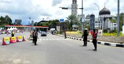 Satlantas Polres Bogor berlakukan one way jalur Puncak arah Jakarta pada Minggu, 28 Desember 2025. (Sumber: Poskota/Giffar Rivana)