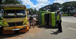 Proses evakuasi truk yang tergulig di Jalan Raya Pemda Tigaraksa. (Sumber: Poskota/Veronica Prasetio)
