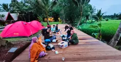 Sejumlah wisatawan saat menikmati suasana alam di Bukit Si Nyonya di Desa Bandung, Kabupaten Pandeglang, Banten. (Sumber: Bukit Si Nyonya)