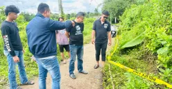 Polisi saat melakukan olah TKP penemuan jasad korban. (Sumber: Poskota/Veronica Prasetio)