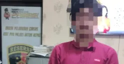 Tersangka KDRT, RA setelah diamankan oleh anggota PPA Polres Metro Depok. (Sumber: Humas Polres Metro Depok)