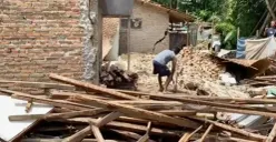 Salah satu rumah warga di Cikulur, Lebak ambruk akibat bencana pergerakan tanah. (Sumber: Istimewa)