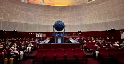 Sejumlah masyarakat saat menikmati Teater Bintang Planetarium Jakarta yang berlokasi di kawasan Taman Ismail Marzuki (TIM), Jakarta Pusat, Minggu, 28 Desember 2025. (Sumber: Poskota/M. Tegar Jihad)