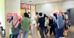 Sejumlah masyarakat memadati Planetarium Jakarta di kawasan Taman Ismail Marzuki (TIM), Jakarta Pusat, Minggu, 28 Desember 2025. (Sumber: Poskota/M. Tegar Jihad)