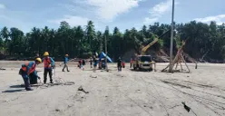 Petugas PLN UID Jakarta Raya melakukan pekerjaan pemulihan jaringan listrik pasca bencana banjir dan tanah longsor di Aceh dengan mendirikan tiang dan menarik jaringan tegangan menengah di lokasi terdampak. (Sumber: PLN UID Jakarta Raya)