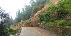 Akses jalan utama Cisitu, Kecamatan Cibeber, Lebak, tertimbun tanah longsor. (Sumber: Istimewa)