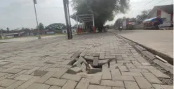 Kondisi bangunan alun-alun Pagelaran, Pandeglang yang ambles. (Sumber: Poskota/Samsul Fatoni)