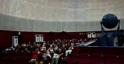 Sejumlah masyarakat saat menikmati Teater Bintang Planetarium Jakarta yang berlokasi di kawasan Taman Ismail Marzuki (TIM), Jakarta Pusat, Minggu, 28 Desember 2025. (Sumber: Poskota/M. Tegar Jihad)