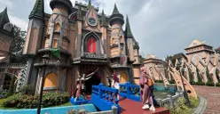 Wisatawan berfoto di Nicole’s River Park Puncak pada libur Nataru 2025. (Sumber: Poskota/Giffar Rivana)