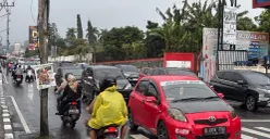 Padat, arus balik di jalur wisata Puncak saat penerapan one way di wilayah Cisarua arah Jakarta, Minggu 28 Desember 2025. (Sumber: Poskota/Giffar Rivana)