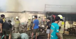 Kebakaran melahap gudang ekspedisi di Jalan Rawa Buaya RT 01 RW 01, Rawa Buaya, Cengkareng, Jakarta Barat, Minggu, 28 Desember 2025 pagi. (Sumber: Dok. Damkar)
