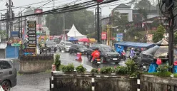 Hujan deras landa Puncak, wisatawan diminta tingkatkan kewaspadaan. (Sumber: Poskota/Giffar Rivana)
