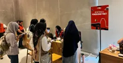Sejumlah masyarakat saat registrasi tiket Teater Bintang Planetarium Jakarta yang berlokasi di kawasan Taman Ismail Marzuki (TIM), Jakarta Pusat, Minggu, 28 Desember 2025. (Sumber: Poskota/M. Tegar Jihad)