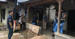 Unit Reskrim Polsek Tigaraksa saat mendatangi rumah warga yang menyerahkan pisau. (Sumber: Poskota/Veronica Prasetio)