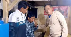 Riko (23) pengemudi ojek yang menjadi korban penganiayaan hingga mengalami kebutaan sementara melapor ke Polsek Cikarang Utara. (Sumber: Istimewa)