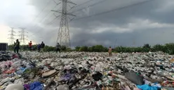 Kondisi Tempat Pembuangan Sampah (TPS) liar di balik deretan ruko terbengkalai, Kelurahan Kebalen, Kecamatan Babelan, Kabupaten Bekasi. (Sumber: Poskota/Nurpini Aulia Rapika)