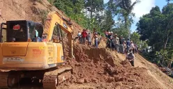 Ratusan warga Situmulya, Kecamatan Cibeber, Lebak saat menangani bencana longsor yang menutup akses jalan. (Sumber: Istimewa)