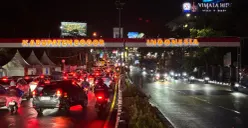 Sejumlah kendaraan melintas di Jalur Puncak via Gadog pada Minggu, 28 Desember 2025. (Sumber: Poskota/Giffar Rivana)