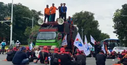 Peserta unjuk rasa buruh yang digelar di kawasan Jalan Medan Merdeka Selatan, Jakarta Pusat, pada Senin, 29 Desember 2025 tidak sebanyak aksi-aksi sebelum. (Sumber: Poskota/Ali Mansur)