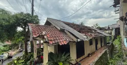 Rumah warga rusak akibat angin puting beliung di wilayah Kemang, Kabupaten Bogor. (Sumber: Poskota/Giffar Rivana)