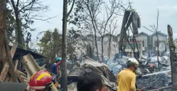 Anggota BPBD Kabupaten Tangerang sedang memadamkan kebakaran bedeng di Kampung Kadu, Desa Curug, Kecamatan Curug, Kabupaten Tangerang, Senin, 29 Desember 2025. (Sumber: Poskota/Veronica Prasetio)