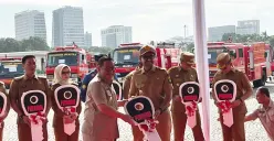 Gubernur Jakarta Pramono Anung saat menyerahkan Kendaraan Dinas Operasional (KDO) Damkar milik Dinas Gulkarmat kepada 14 daerah di Monas, Jakarta Pusat, Senin 29 Desember 2025. (Sumber: Poskota/M. Tegar Jihad)