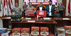 Kapolresta Serang Kota Kombes Yudha Satria menunjukkan barang bukti hasil pengungkapan periode 2025. (Sumber: Poskota/Rahmat Haryono)