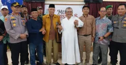 Romo Rudi (tengah baju putih) bersama warga dan perangkat pemerintah didampingi Kapolsek Beji Kompol Josman Harianja menjaga kebersamaan di perayaan Natal di Wisma Sahabat Yesus. (Sumber: Istimewa)
