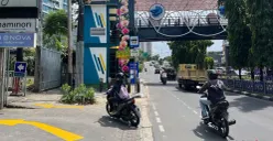 Suasana di lokasi pencurian sepeda motor di kawasan Kembangan, Jakarta Barat, yang pelakunya membawa senjata, Jumat, 26 Desember 2025. (Sumber: Poskota/Pandi Ramedhan)