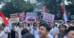 Penolakan terhadap Raperda KTR DKI Jakarta yang disampaikan sejumlah asosisasi. (Sumber: Poskota/Pandi Ramedhan)