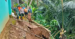 Camat Mandalawangi, Pandeglang bersama Kapolsek setempat saat melakukan penanganan bencana longsor. (Sumber: Istimewa)