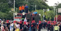 Ratusan buruh yang tergabung dalam berbagai serikat buruh menggelar aksi unjuk rasa buruh di kawasan Monumen Nasional (Monas), Jakarta Pusat, Senin, 29 Desember 2025. (Sumber: Poskota/Ali Mansur)