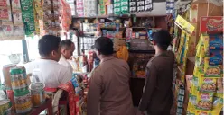 Petugas gabungan saat memeriksa toko kelontong yang disinyalir menjual miras. (Sumber: Dok. Polsek Pamarayan)