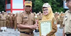 Sekretaris Daerah (Sekda) Kota Bekasi memberikan penghargaan terhadap ASN yang meraih prestasi di tahun 2025. (Sumber: Dok. Humas Pemkot Bekasi)