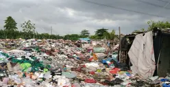 Kondisi Tempat Pembuangan Sampah (TPS) liar di balik deretan ruko terbengkalai, Kelurahan Kebalen, Kecamatan Babelan, Kabupaten Bekasi. (Sumber: Poskota/Nurpini Aulia Rapika)