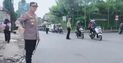 Jelang Tahun Baru, Kapolres Cimahi, AKBP Niko Nurulloh Adi Putra, pantau langsung kondisi lalu lintas di kawasan wisata Lembang, Bandung Barat, 29 Desember 2025. (Sumber: Poskota/Gatot Poedji Utomo)