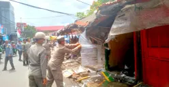 Petugas Satpol PP Kabupaten Bogor membongkar 42 bangunan liar di wilayah Kecamatan Dramaga, Bogor. (Sumber: Satpol PP)