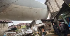 Penampakan bangkai sayap pesawat timpa rumah warga di wilayah Kemang, Kabupaten Bogor karena angin puting beliung, Senin 29 Desember 2025. (Sumber: Poskota/Giffar Rivana)