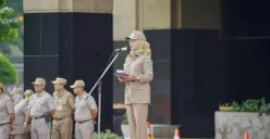 Potret Wali Kota, Iin Mutmainnah saat apel di Kantor Pemkota Jakarta Barat pada Senin, 29 Desember 2025. (Sumber: Kominfo)