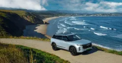 Ilustrasi SUV PHEV dinilai semakin relevan untuk pola liburan keluarga urban kian beragam, dari staycation hingga wisata alam. (Sumber: Jaecoo)