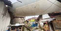 Bangkai sayap pesawat menimpa rumah warga saat angin puting beliung melanda kawasan Kemang, Kabupaten Bogor, Senin 29 Desember 2025. (Sumber: Poskota/Giffar Rivana)