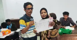 Para penerima manfaat BLT Kesra di Desa Cipicung, Kecamatan Cikedal, Kabupaten Pandeglang, menerima bansos. (Sumber: Poskota/Samsul Fatoni)