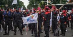Buruh mengikuti aksi unjuk rasa menolak Upah Minimum Provinsi (UMP) DKI Jakarta di Jalan Merdeka Selatan, Jakarta, Senin, 29 Desember 2025. (Sumber: Poskota/Bilal Nugraha Ginanjar)