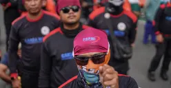 Buruh mengikuti aksi unjuk rasa menolak Upah Minimum Provinsi (UMP) DKI Jakarta di Jalan Merdeka Selatan, Jakarta, Senin, 29 Desember 2025. (Sumber: Poskota/Bilal Nugraha Ginanjar)